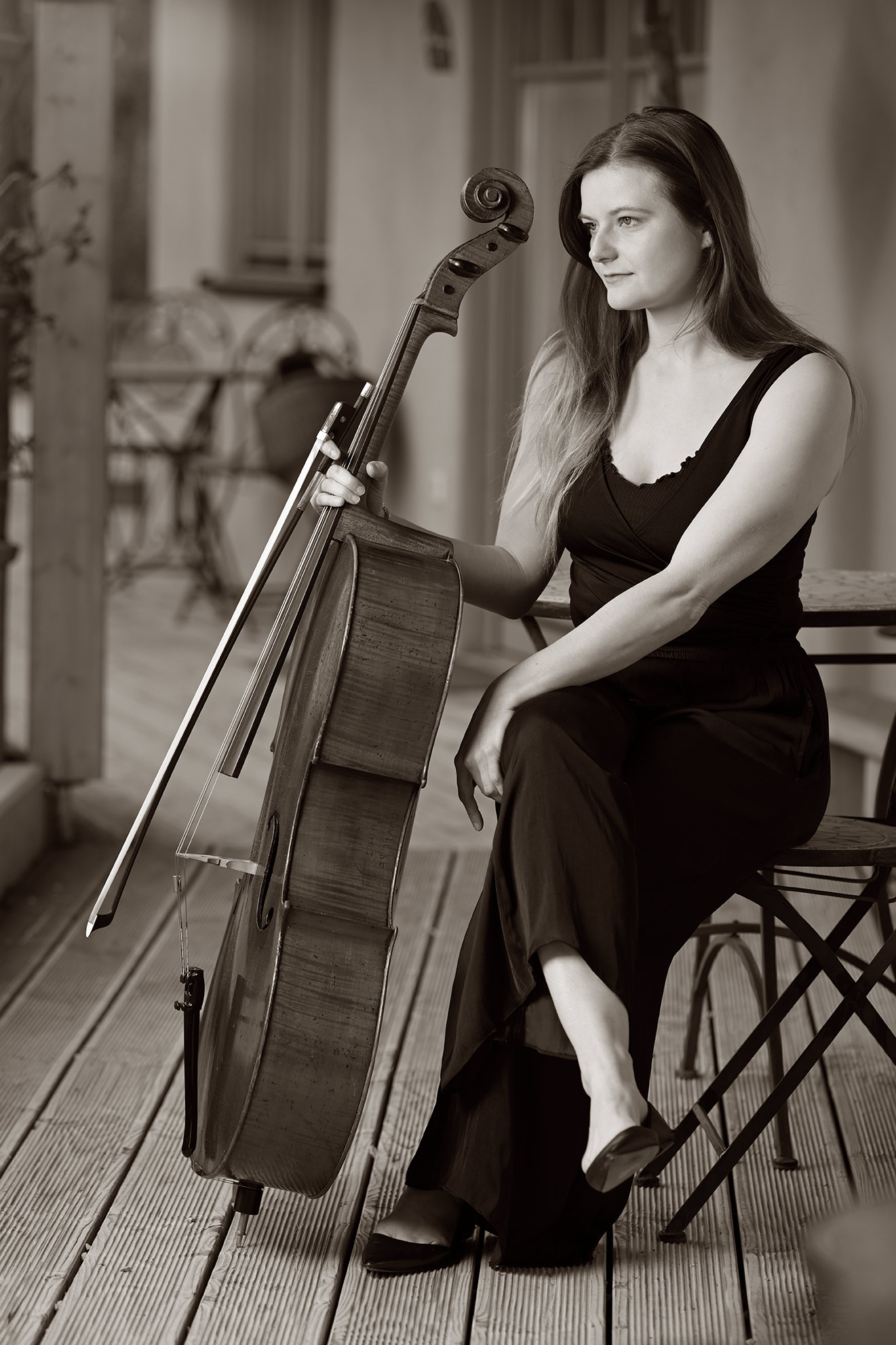 Black-and-white image of a Cardiff wedding cellist